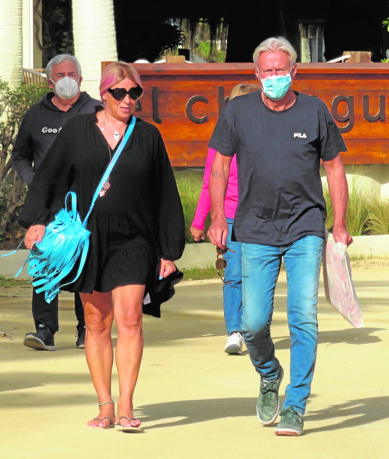 Bjorn Borg, con su actual pareja en Marbella.  joseleEl revés a dos manos de Leo Borg, ayer en Puente Romano. josele