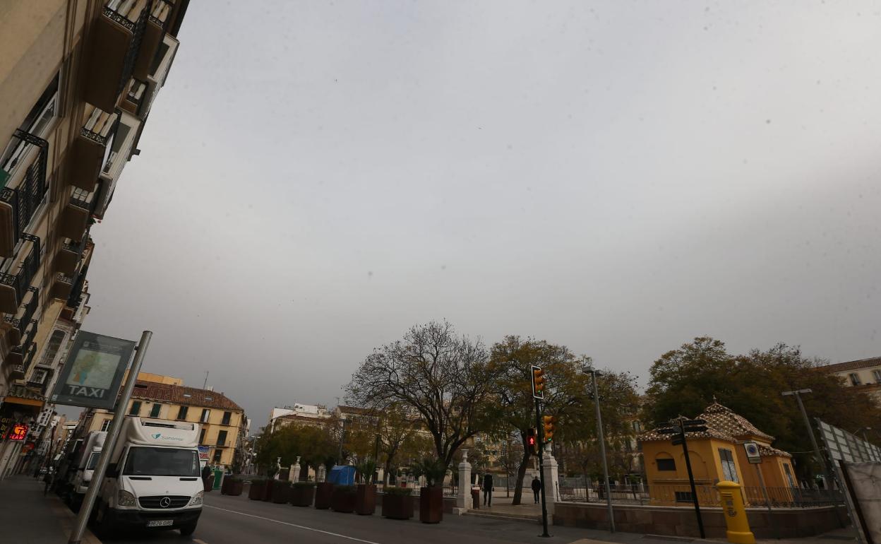 La nube de polvo cubre Málaga; en esta imagen, vista desde la plaza de la Merced. 