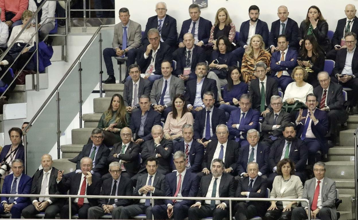 La imagen muestra a Bendodo, Imbroda, De la Torre, Medel, Moreno y Salado, entre otros, en el palco de autoridades durante la disputa de un partido de la Copa del Rey que se celebró en Málaga en febrero de 2019. 