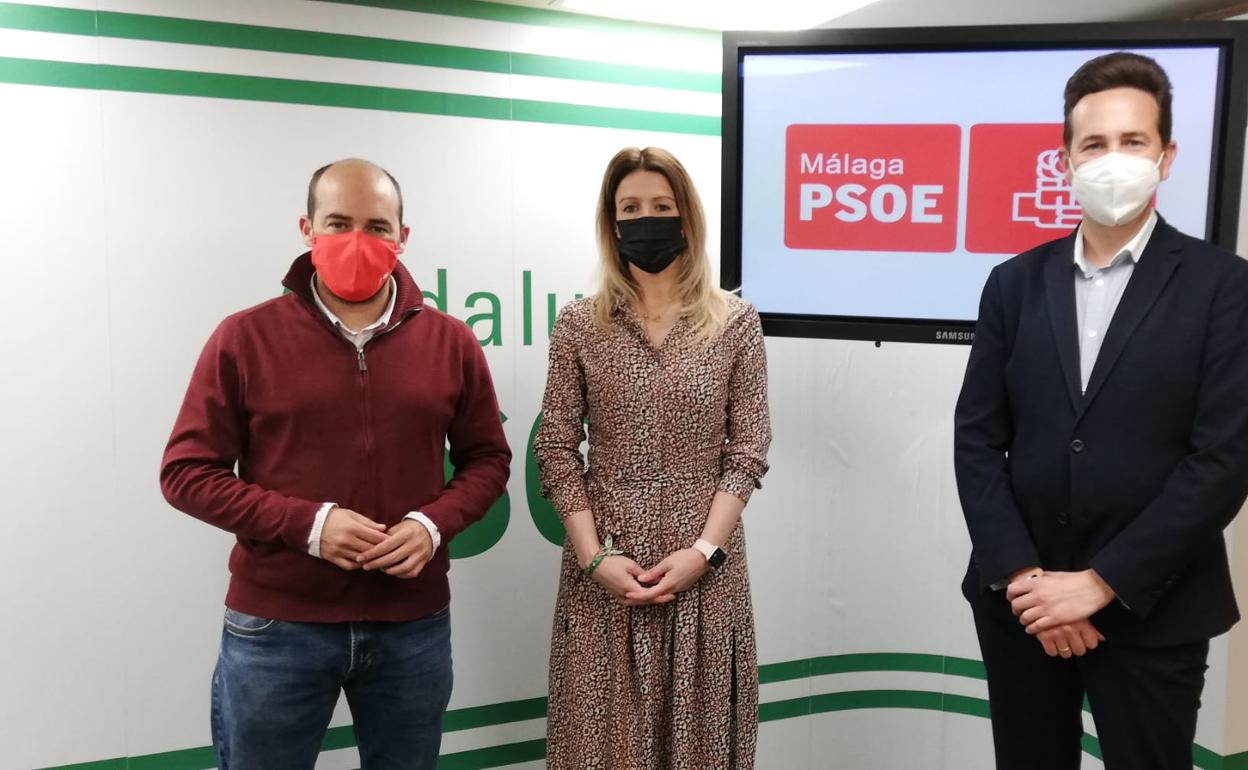 Antonia García, Salvador Rojas y Javier Jérez, en la sede del PSOE de Málaga. 