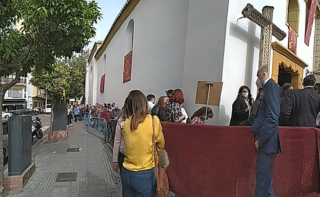 Colas ante San Lázaro, en la tarde del Martes Santo.