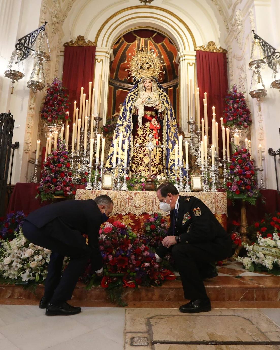 Ofrenda floral a los titulares de la cofradía del Rico. 