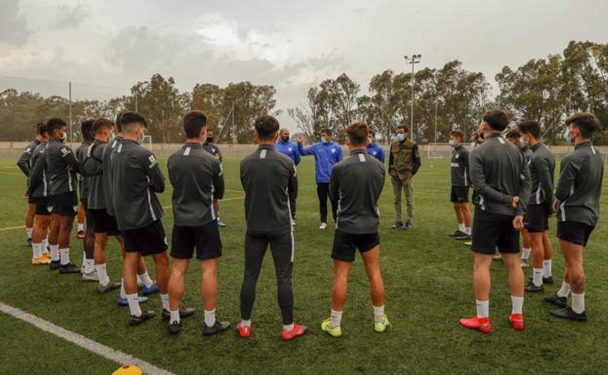 Funes se dirige a los jugadores del Atlético Malagueño. 