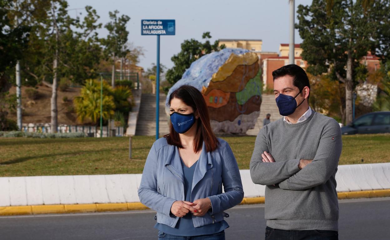 La concejala de Cultura y Deportes, Noelia Losada, y el asesor de las áreas Alejandro Carballo, delante de la rotonda con el nuevo rótulo que la renombra.