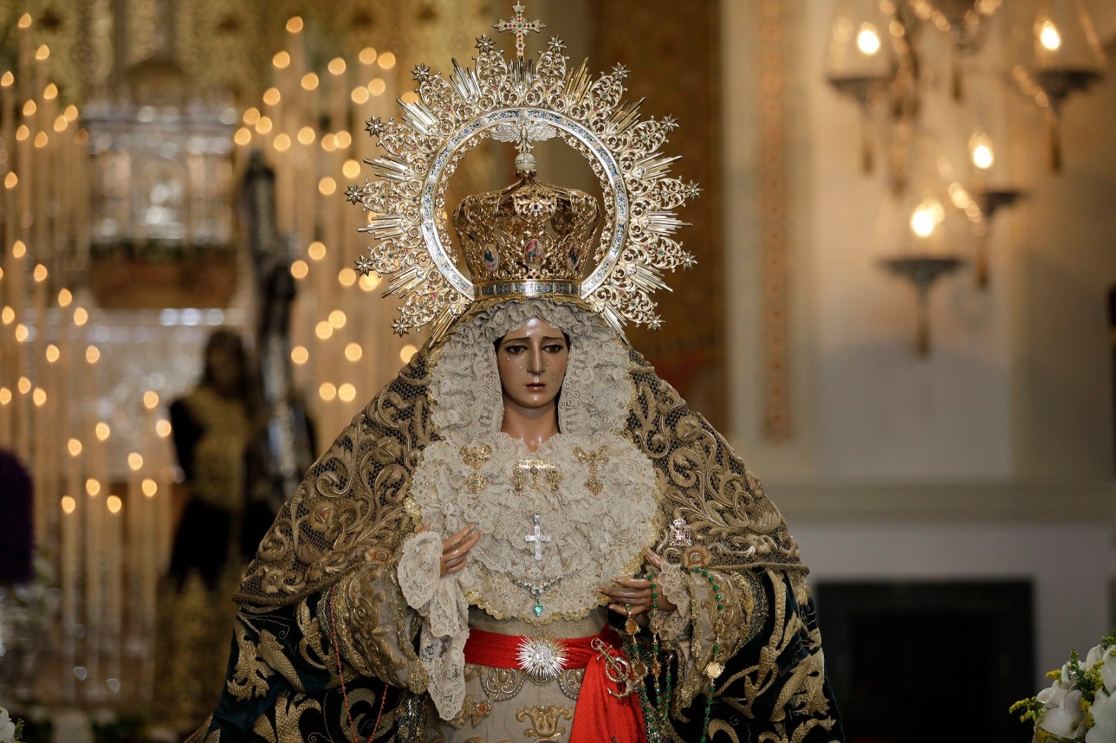 Tiempo de Esperanza: La basílica se alfombra y perfuma de romero. El Nazareno del Paso luce túnica bordada y cruz de plata y la Virgen lleva la presea de la coronación