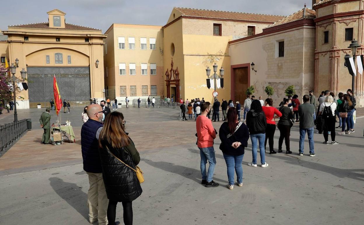 Cola para entrar en la iglesia de Santo Domingo. 