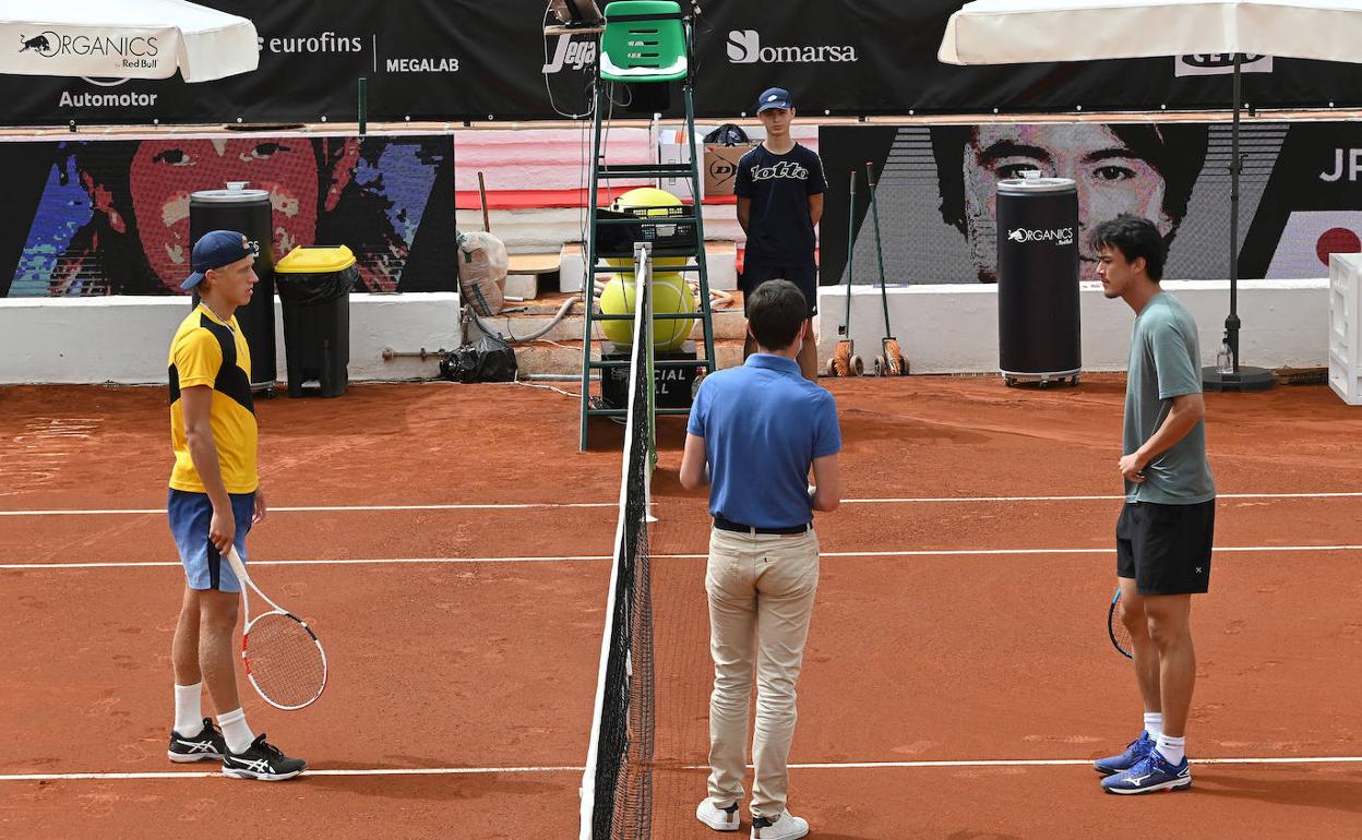 El sorteo previo al partido entre Leo Borg y Taro Daniel, en el Challenger que se disputa antes del AnyTech365 Andalucía Open. 