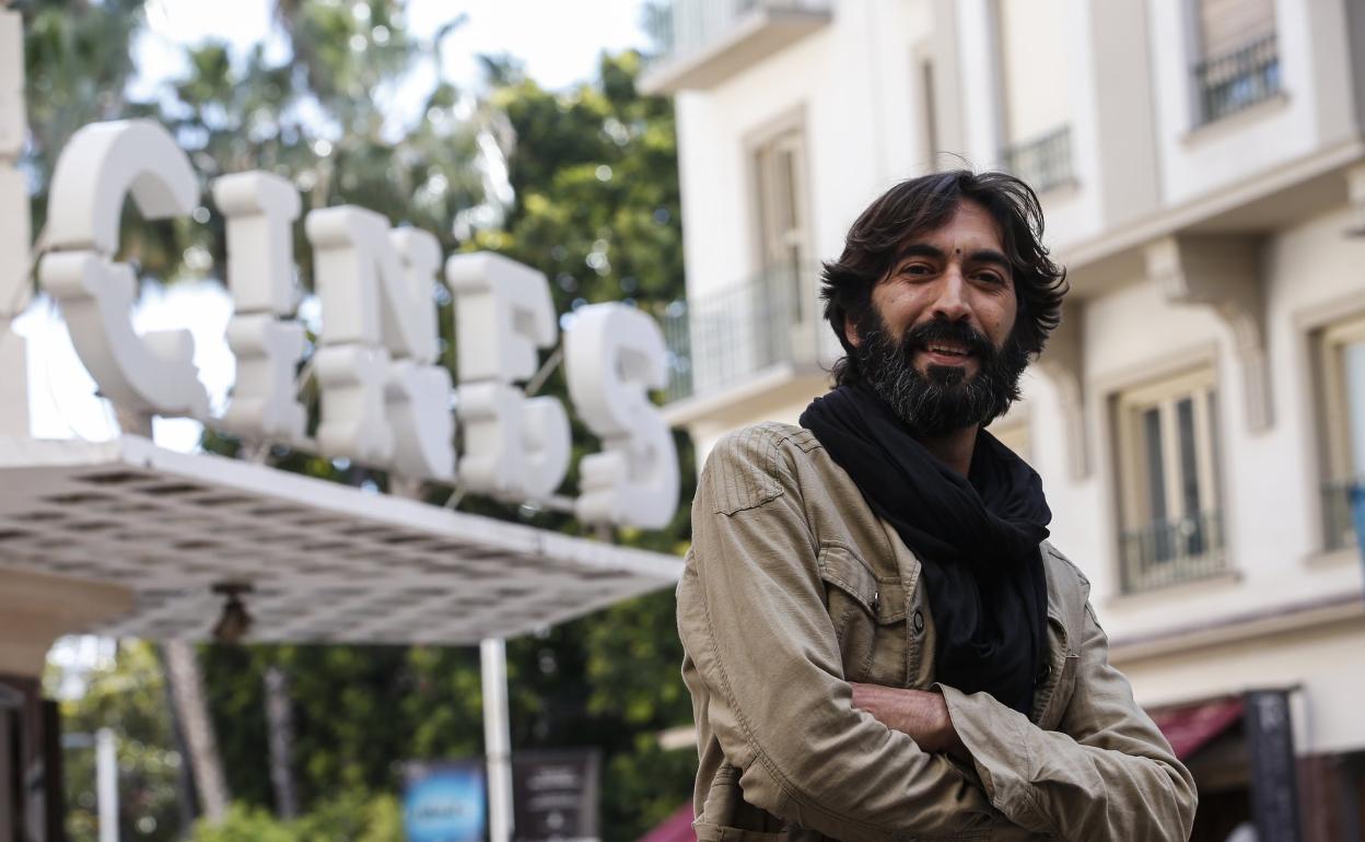 El director de arte Nahia Fito, ante la fachada del cine Albéniz. 