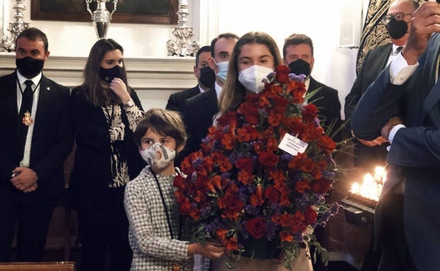 Un momento de la ofrenda floral. 