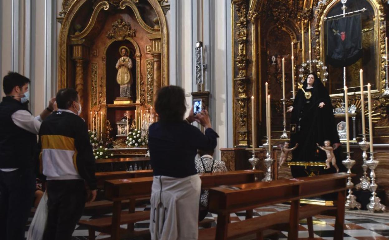 Semana Santa Málaga 2021: La Virgen de Servitas luce su nuevo halo de estrellas en San Felipe
