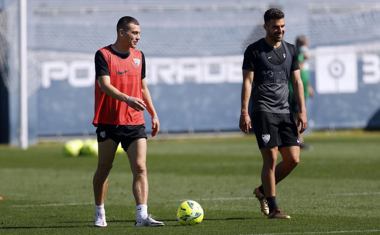 Los jugadores del Málaga, Yanis Rahmani (i) y Alexander González, durante un entrenamiento reciente. 