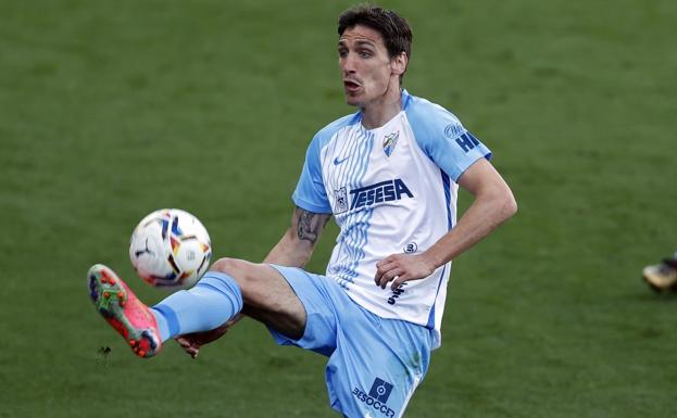 El jugador del Málaga, Stefan Scepovic, en su debut como blanquiazul durante el partido contra el Tenerife. 