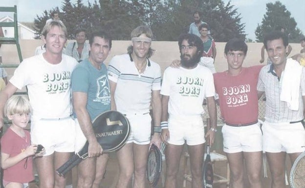 Imagen principal - En la primera foto, Ian McDugal, Manolo Santana, Björn Borg, Rafael Ruiz, Juanjo Nieto y Frank Cano. Abajo, Serena Williams en el Andalucía Tennis Experience y John McEnroe, de espectador en un partido,