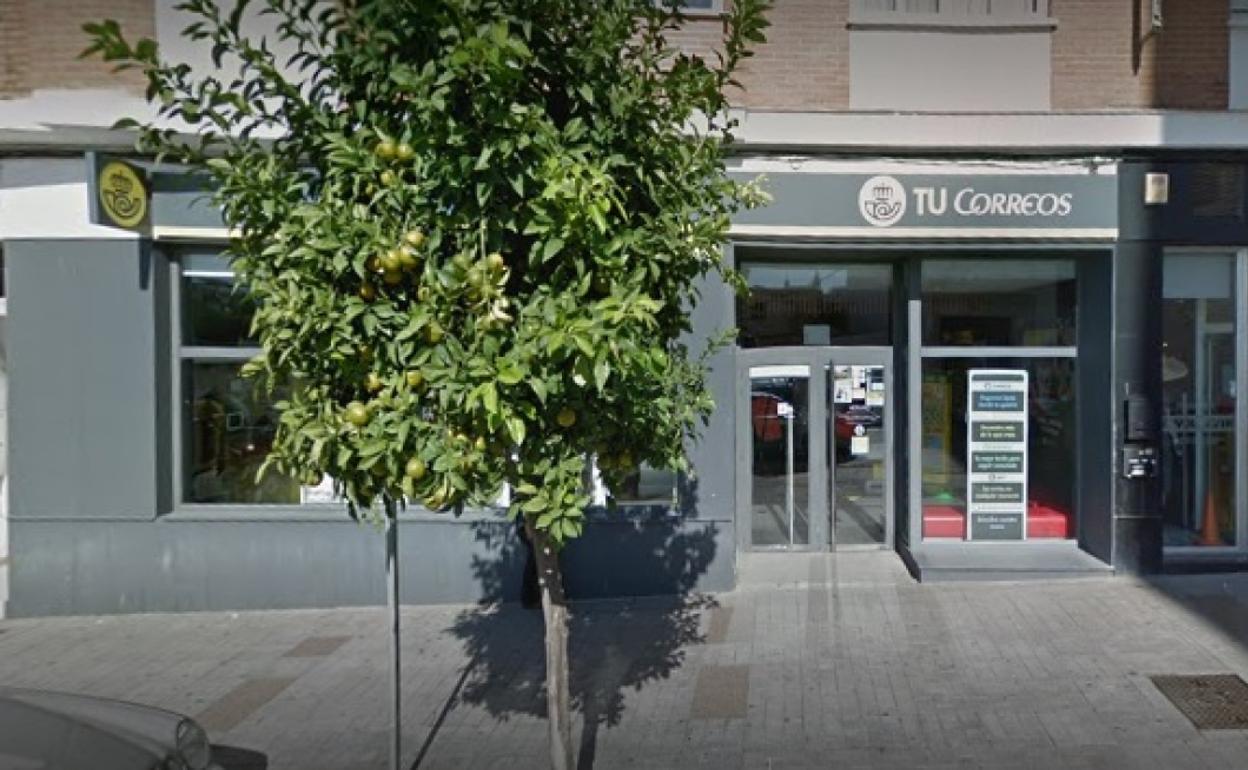 Fachada principal de la oficina de Correos en la calle del Río de Vélez-Málaga. 