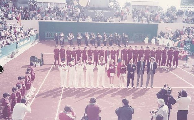 La ceremonia de presentación de la Copa Davis de 1984 ante México. 