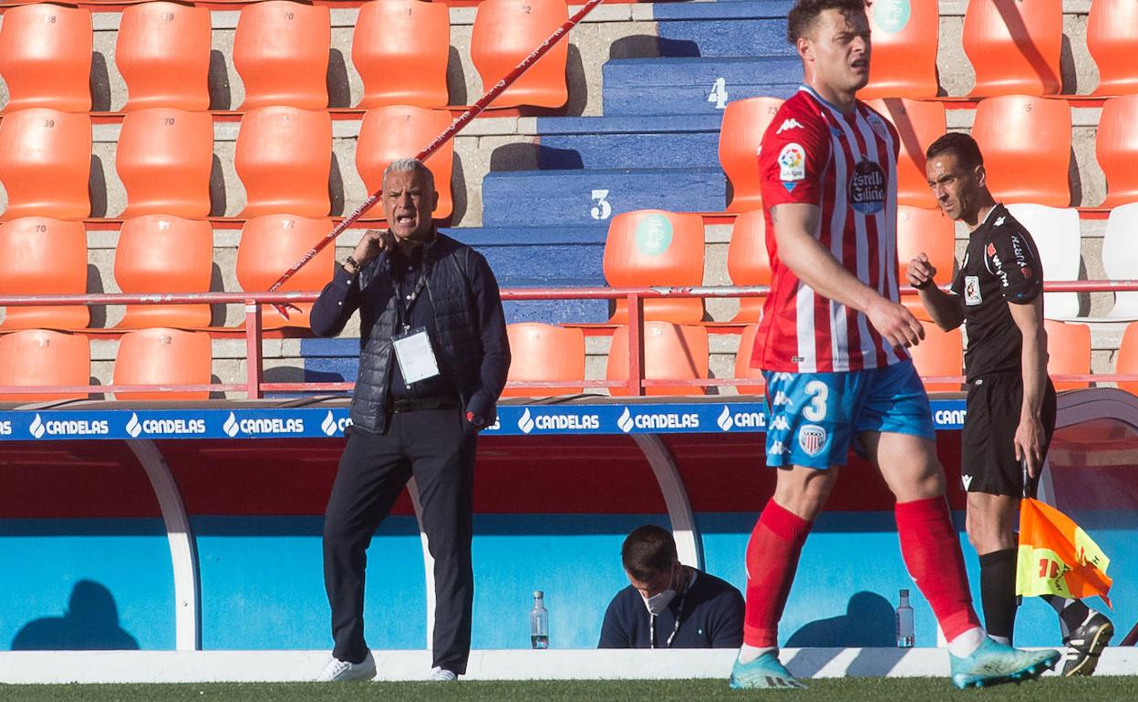 Sergio Pellicer transmite órdenes a sus jugadores en el duelo en el Anxo Carro de este domingo. 