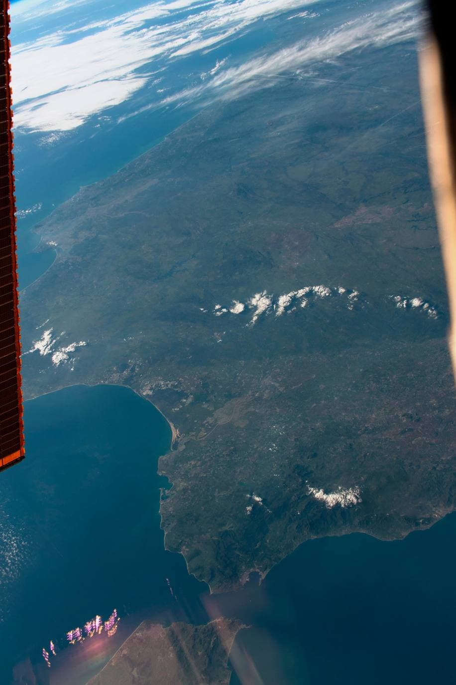Los astronautas de la Estación Espacial Internacional muestran unas imágenes con detalle excepcional gracias al ángulo oblicuo con el que se tomaron las fotos, que resalta el relieve