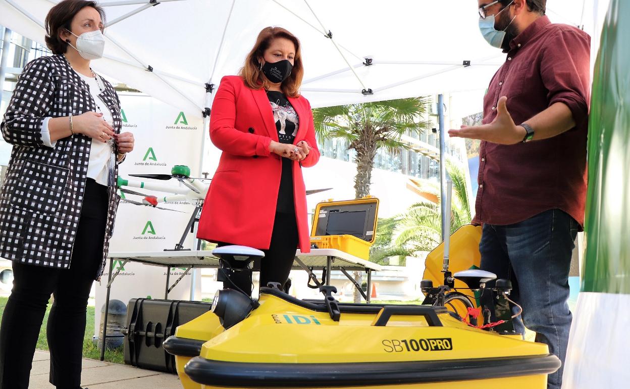 La viceconsejera y la consejera de Agricultura y Pesca, con los nuevos dispositivos. 
