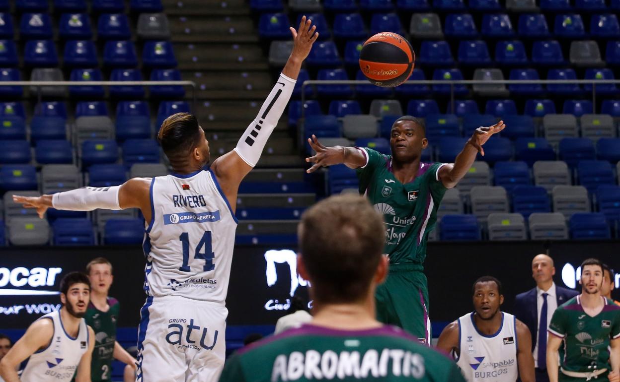 Nzosa pasa a un contrario en presencia de Rivero durante el partido ante el Burgos.