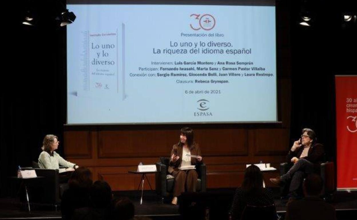  Marta Sanz, Carmen Pastor y Fernando Iwasaki en la presentación del libro en el Instituto Cervantes. 