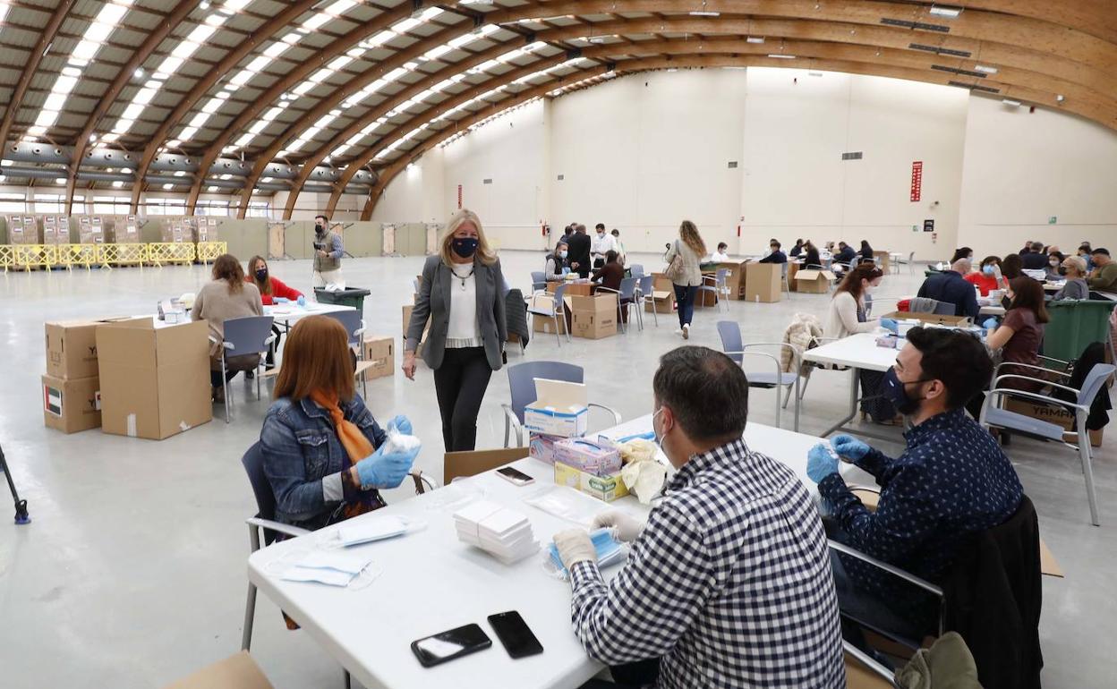 La alcaldesa ha visitado hoy el dispositivo que prepara los lotes de mascarillas. 