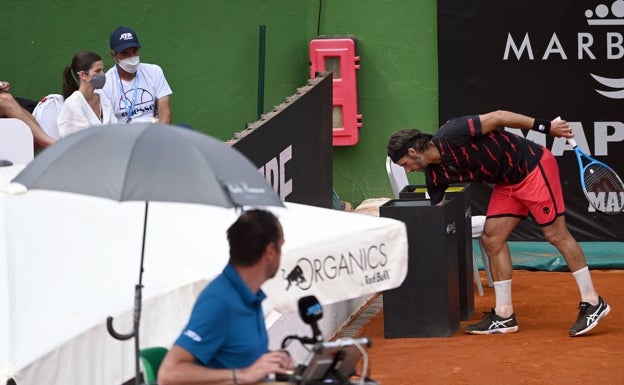 Feliciano López recoge su toalla muy cerca de su esposa, Sandra Gago, en un palco de la pista. 