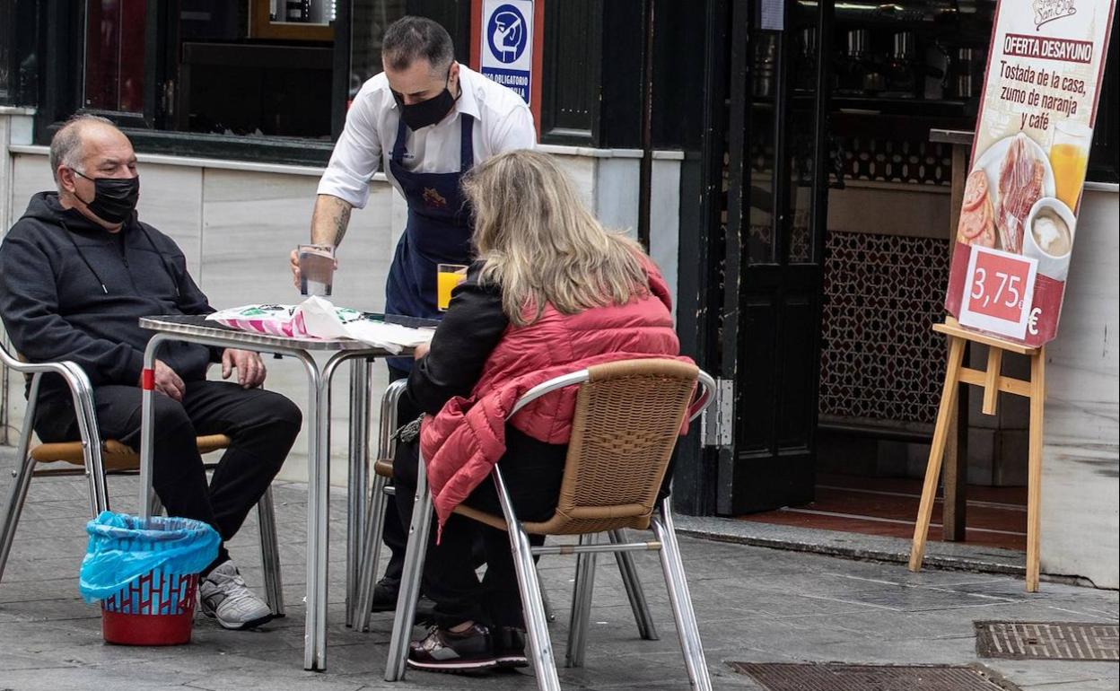 La bajada del paro en marzo la ha liderado el sector servicios.