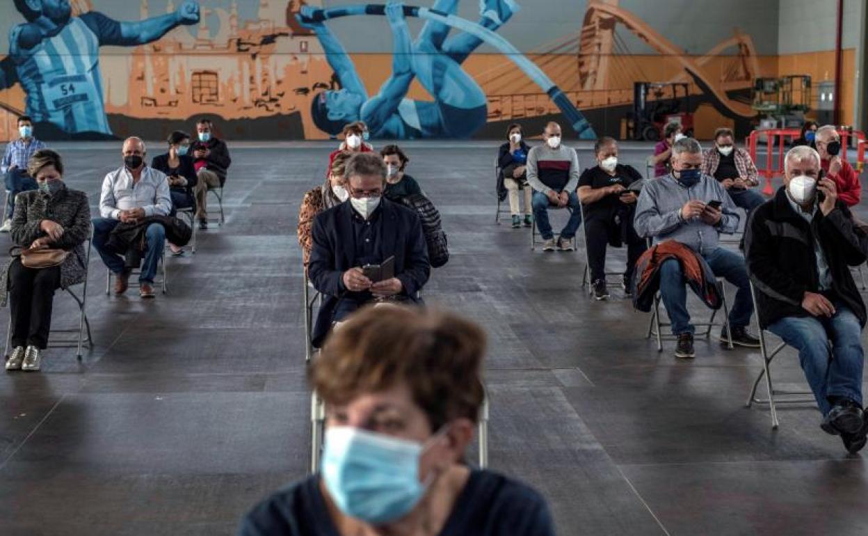 Vacunación a las personas nacidas en 1956 en el auditorio Miguel Delibes. 