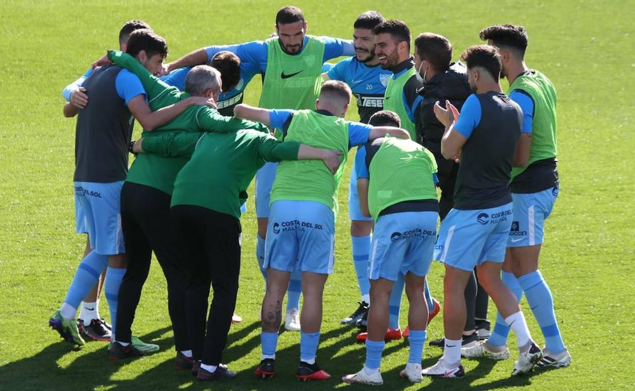 Los jugadores del Málaga se conjuran antes de comenzar un encuentro. 