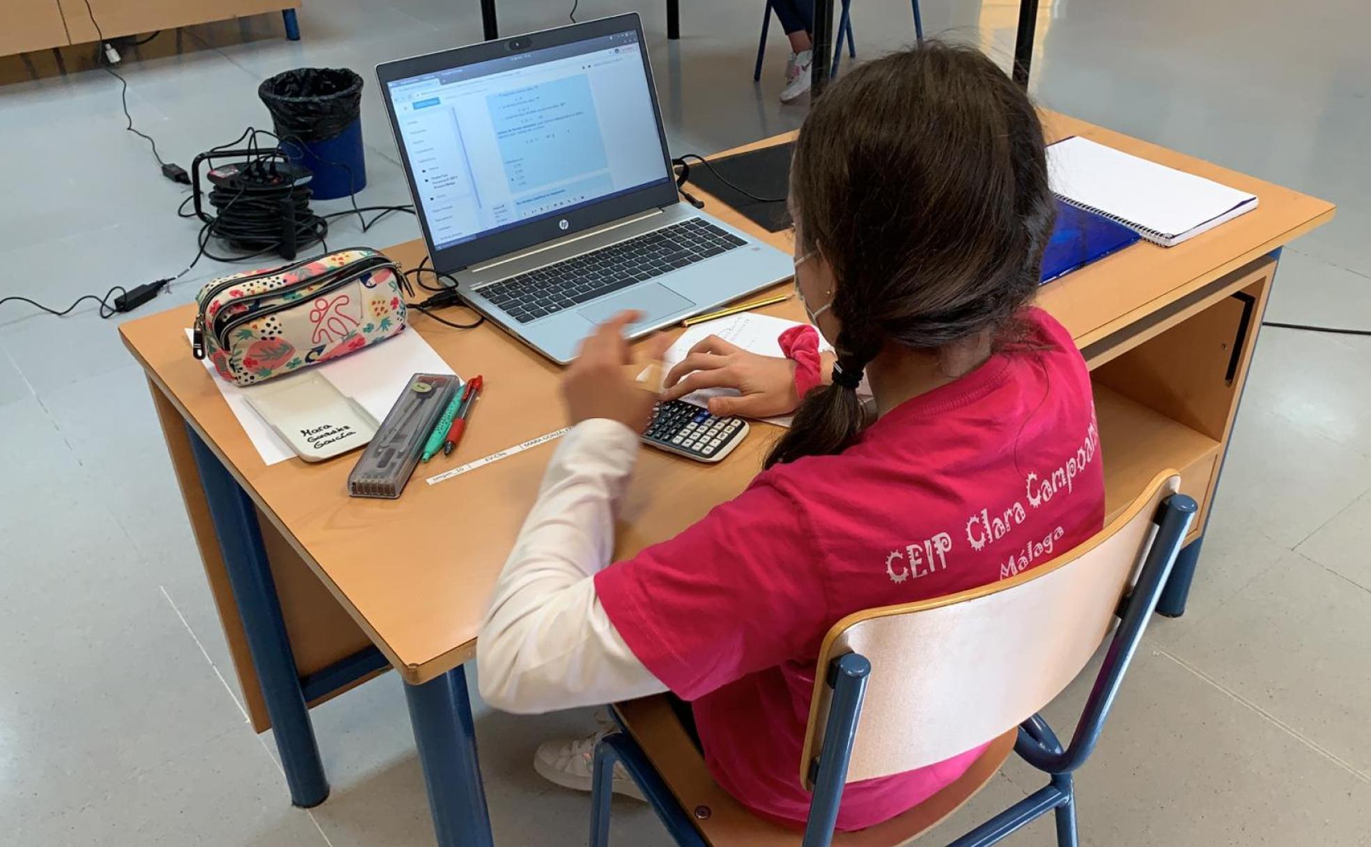 Una estudiante del Clara Campoamor de Málaga, durante la realización del examen. 