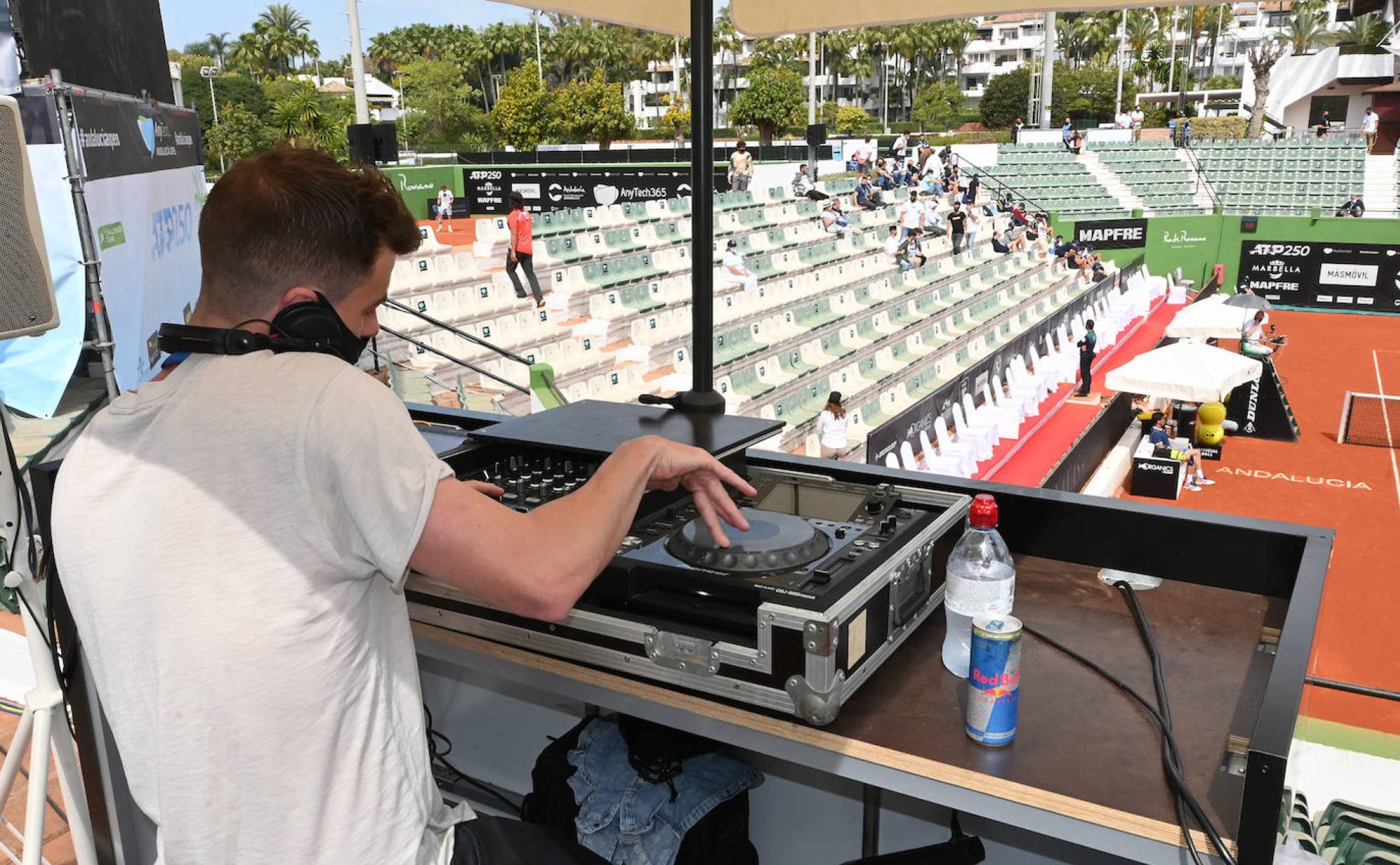 El discjockey del torneo, que se luce en los descansos de los partidos con sus selecciones. 