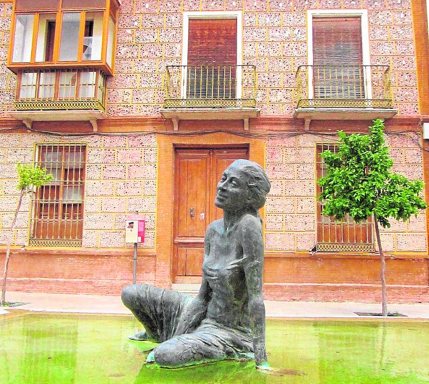 En el casco urbano de Cuevas Bajas hay inmuebles notables como la Casa de los Cristales. 