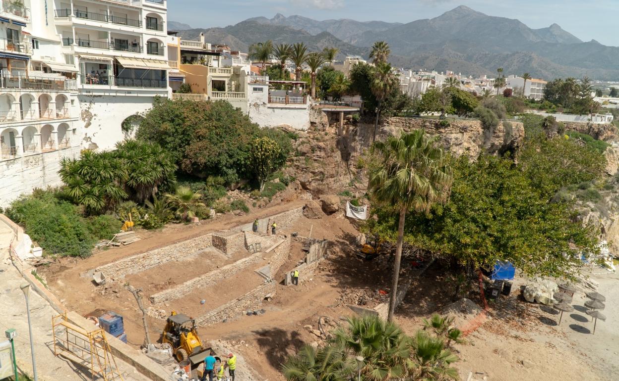 Trabajos de adecuación de la parcela donde se ha previsto la construcción de un nuevo chiringuito. 