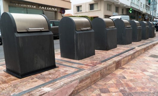 Imagen de una isla de contenedores soterrados en Nerja. 