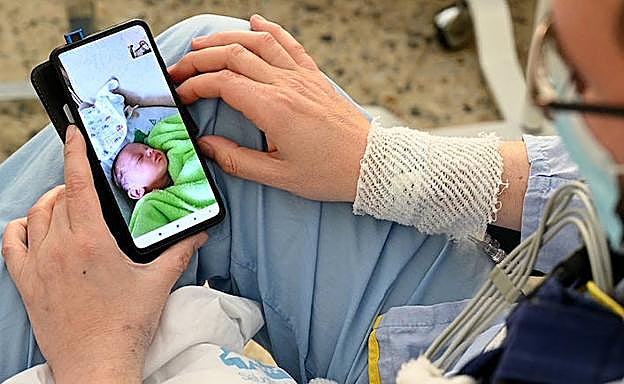 Recibe un trasplante de corazón el mismo día que se convierte en padre