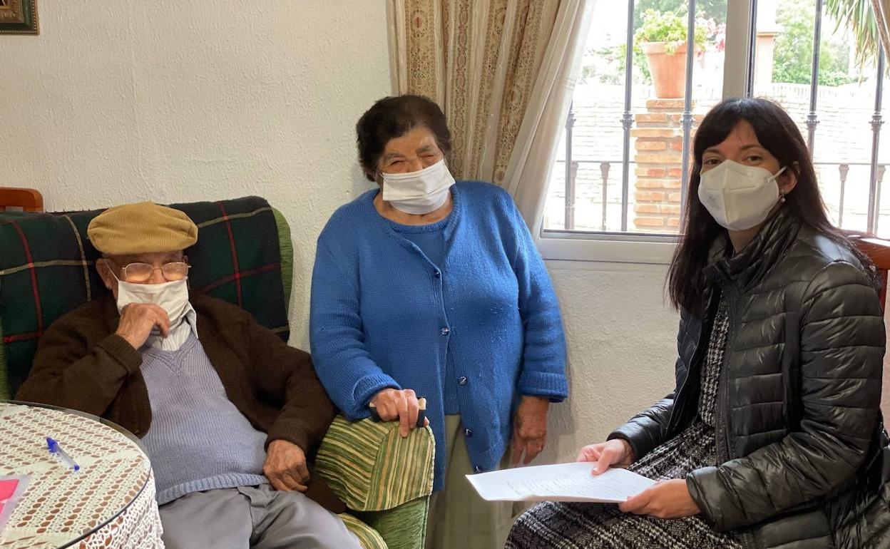 María del Pilar Trujillo, notaria de Colmenar, durante una visita al domicilio de unos clientes para formalizar un testamento