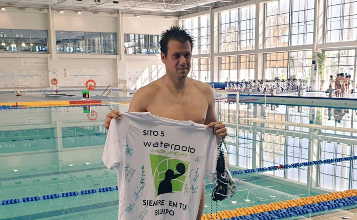 Wucherpfennig posa con una camiseta conmemorativa de su despedida firmada por sus compañeros.