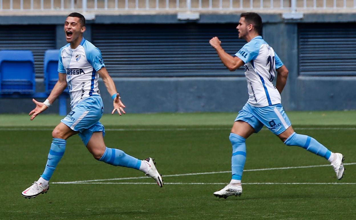 El jugador del Málaga, Yanis Rahmani (i), celebra su gol ante el Albacete en La Rosaleda en el partido correspondiente a la jornada 34 de Segunda División junto a su compañero Jairo Sampeiro.