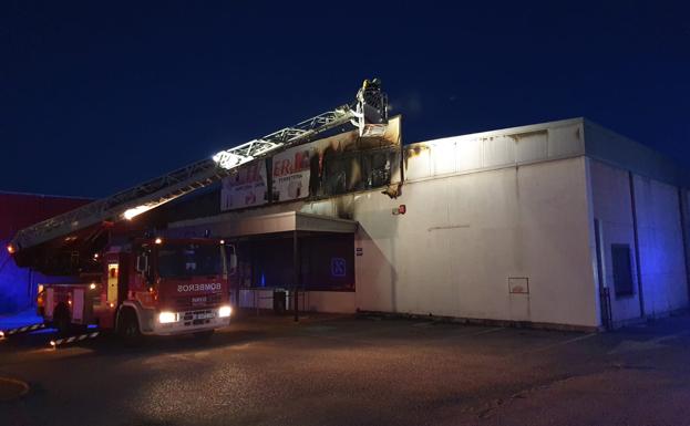 Imagen principal - Un incendio afecta a un local comercial y un supermercado de Antequera