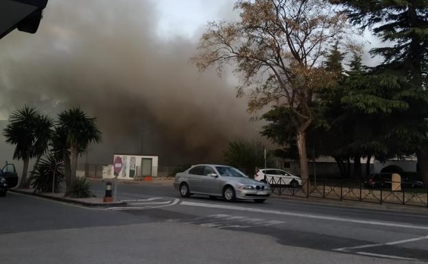 El local comercial y el supermercados se vieron afectados por el calor y el humo de las llamas..