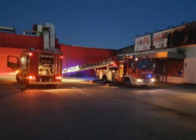 Imagen secundaria 1 - Un incendio afecta a un local comercial y un supermercado de Antequera