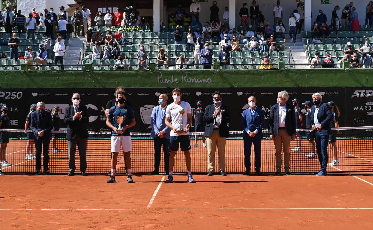 Munar y Carreño posan con sus trofeos, con dos leyendas del tenis, Manolo Santana y Bjorn Borg en la fila de atrás en los extremos. 