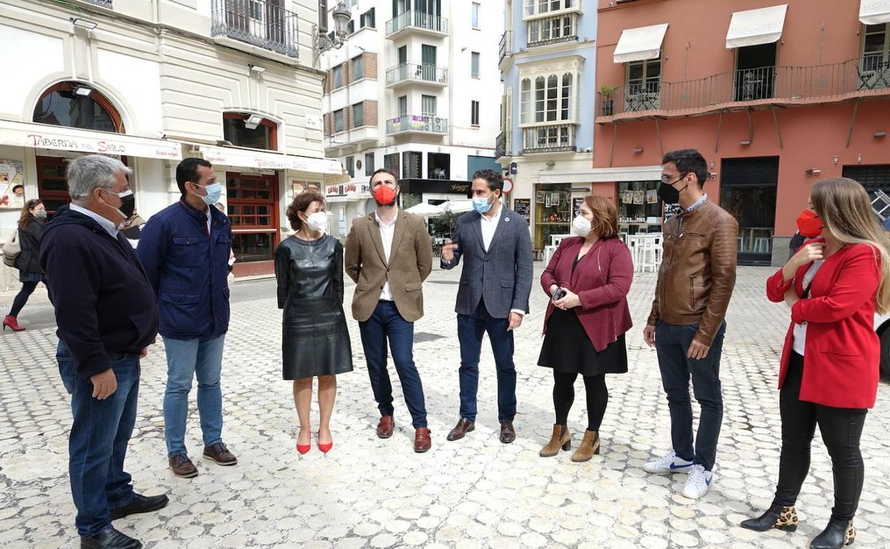 Daniel Pérez, con sus ediles, durante la denuncia que ha formulado este lunes