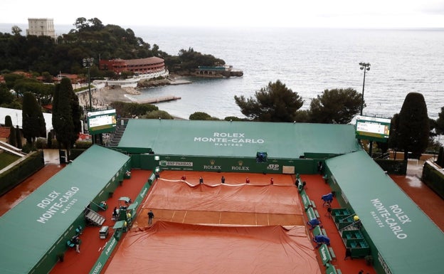 Una de las pistas de Montecarlo, este lunes tapada con lonas durante la interrupción. 