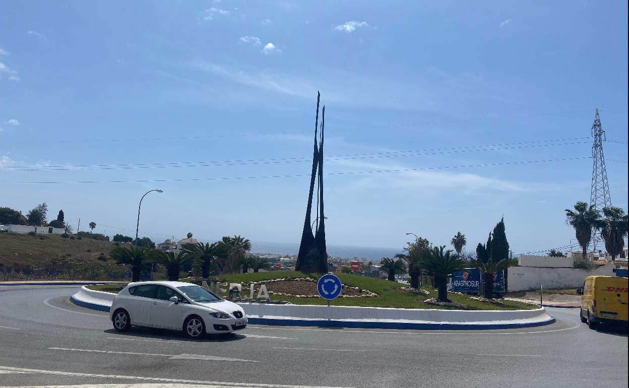 Acceso principal a Nerja desde la autovía, donde se ubica el polígono industrial. 