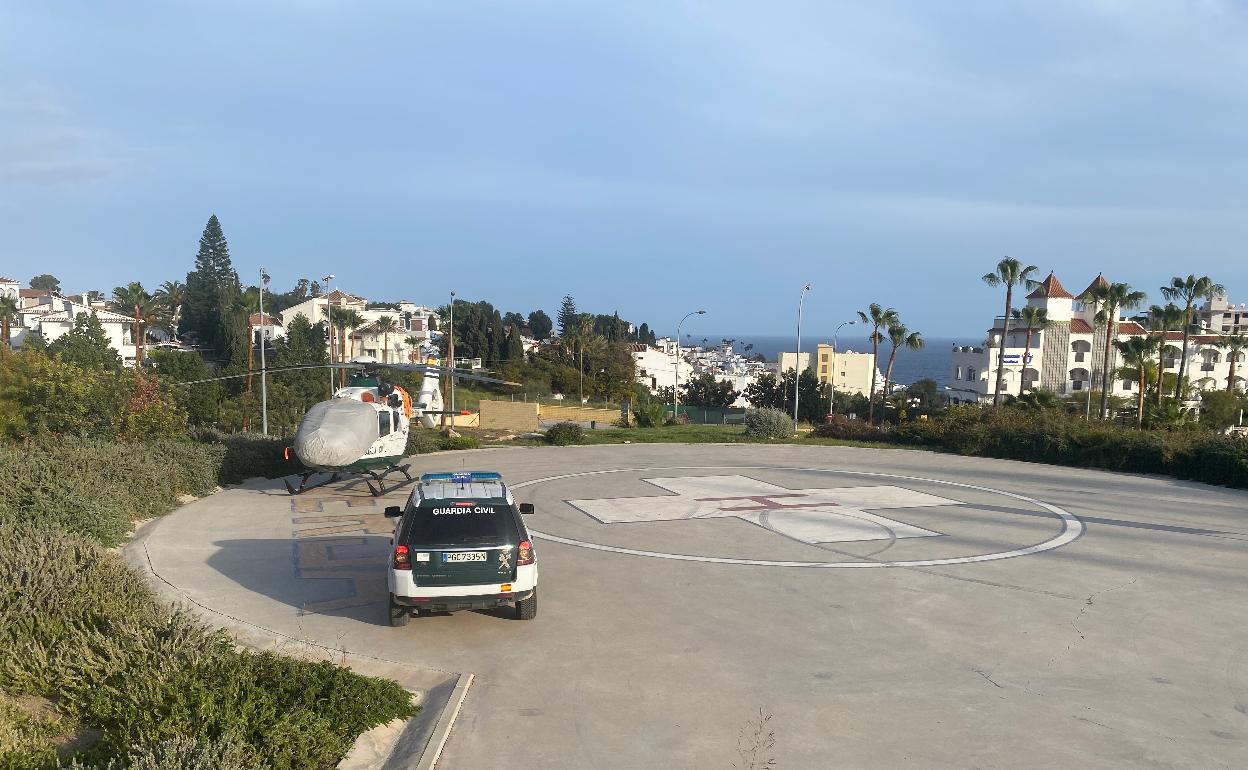 El helicópetero del EREIM de la Guardia Civil, este lunes en el helipuerto de Nerja, tras el rescate.