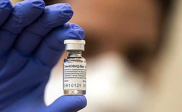 Andalucía provoca un nuevo enfrentamiento con Sánchez tras anunciar conversaciones con Sputnik