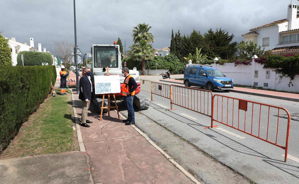 El teniente alcalde sampedreño visitando los trabajos. 