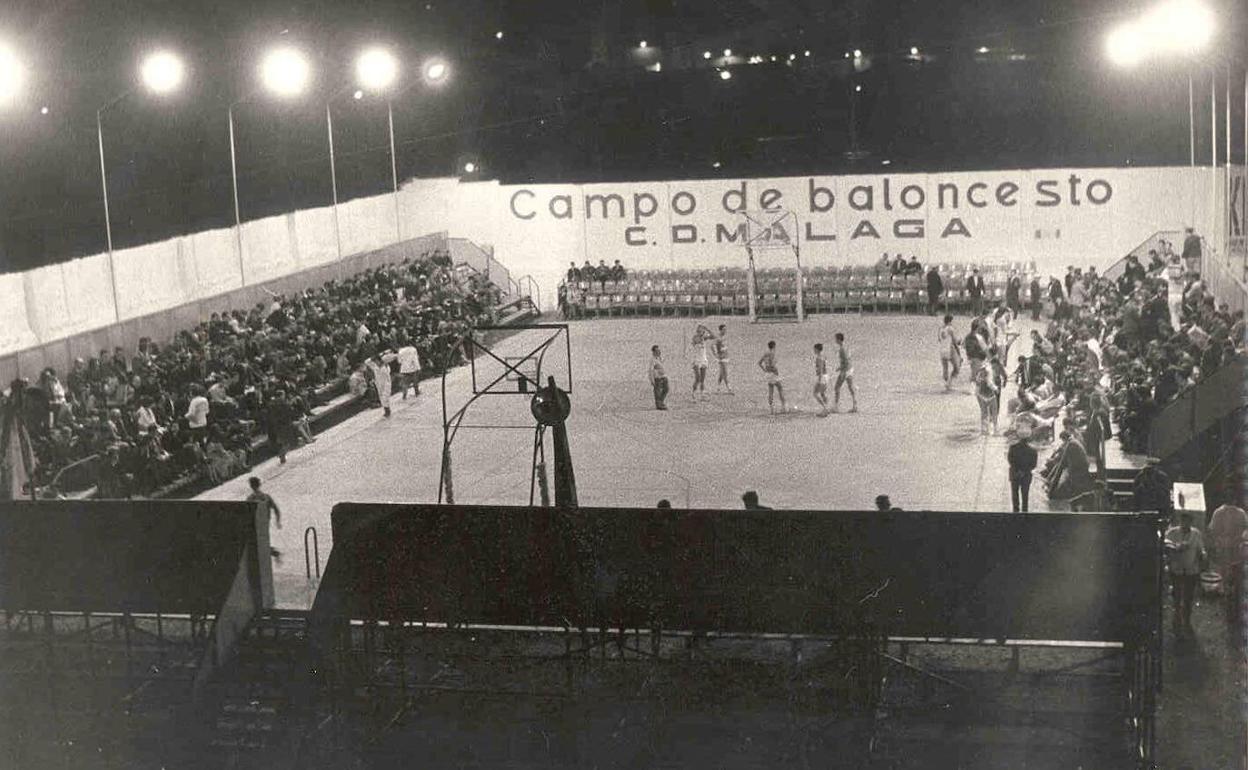 Imagen de la cancha de baloncesto que se construyó en una de las esquinas del estadio de La Rosaleda. 