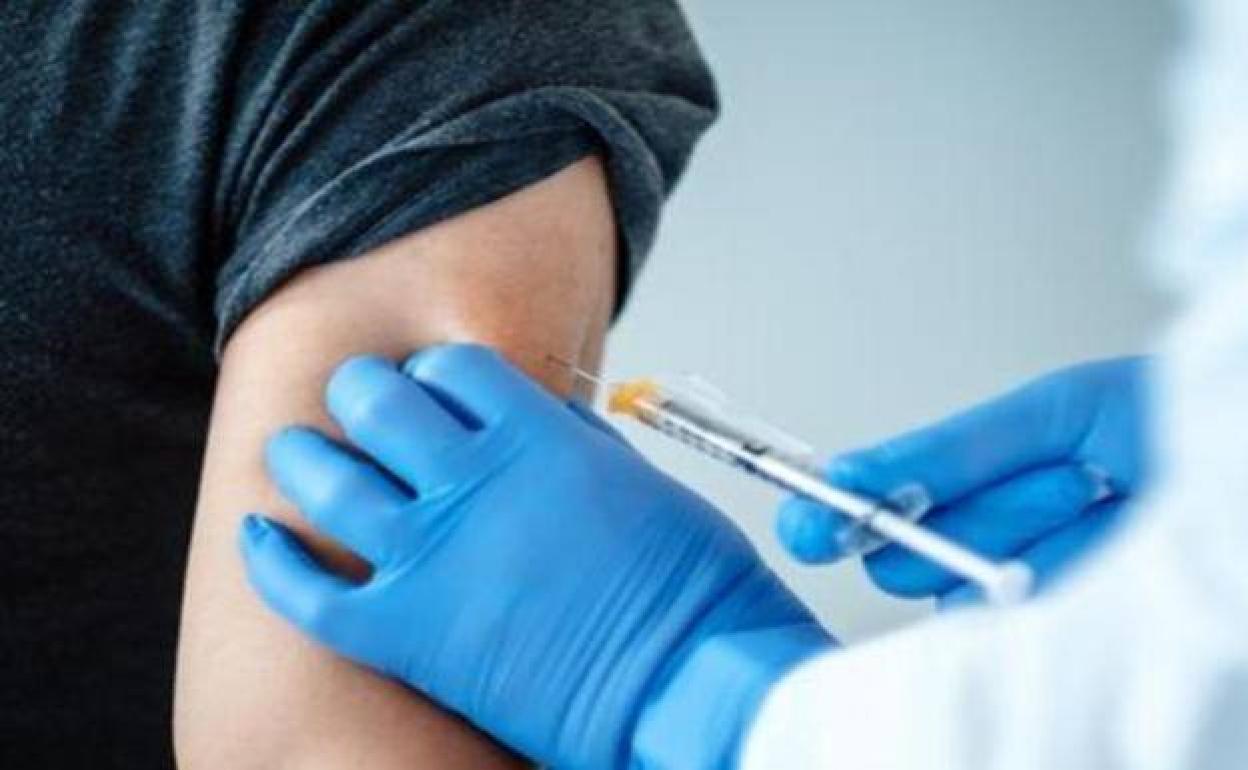 Vacunas covid: Un estudio revela cuánto dura la inmunidad en las personas vacunadas con Pfizer y Moderna